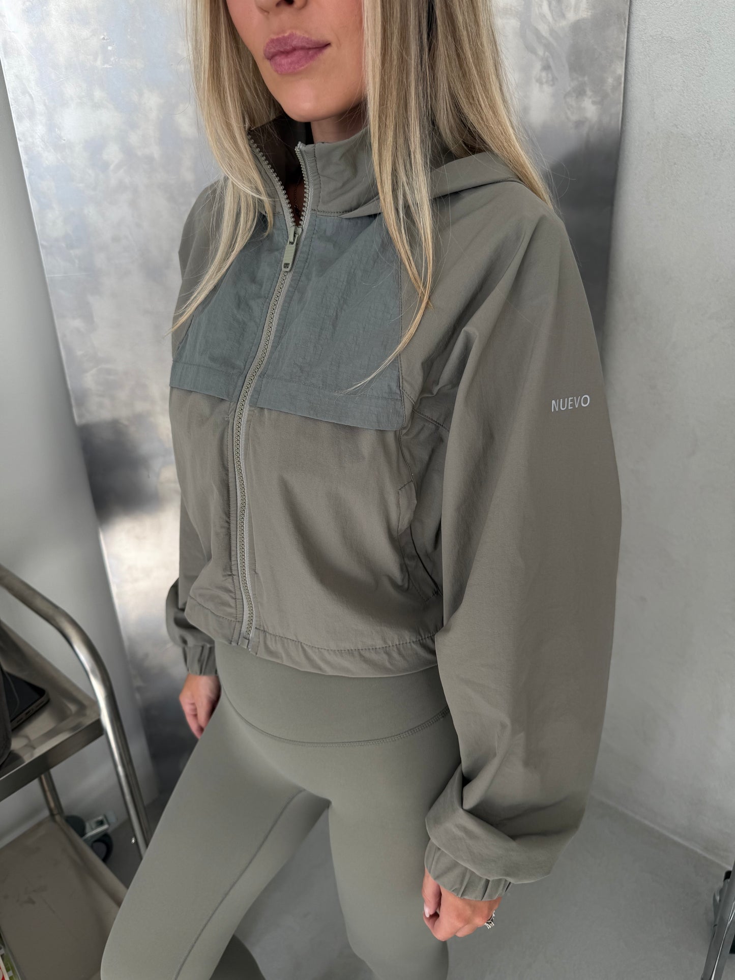 ON TRACK - Windbreaker Sage Grey