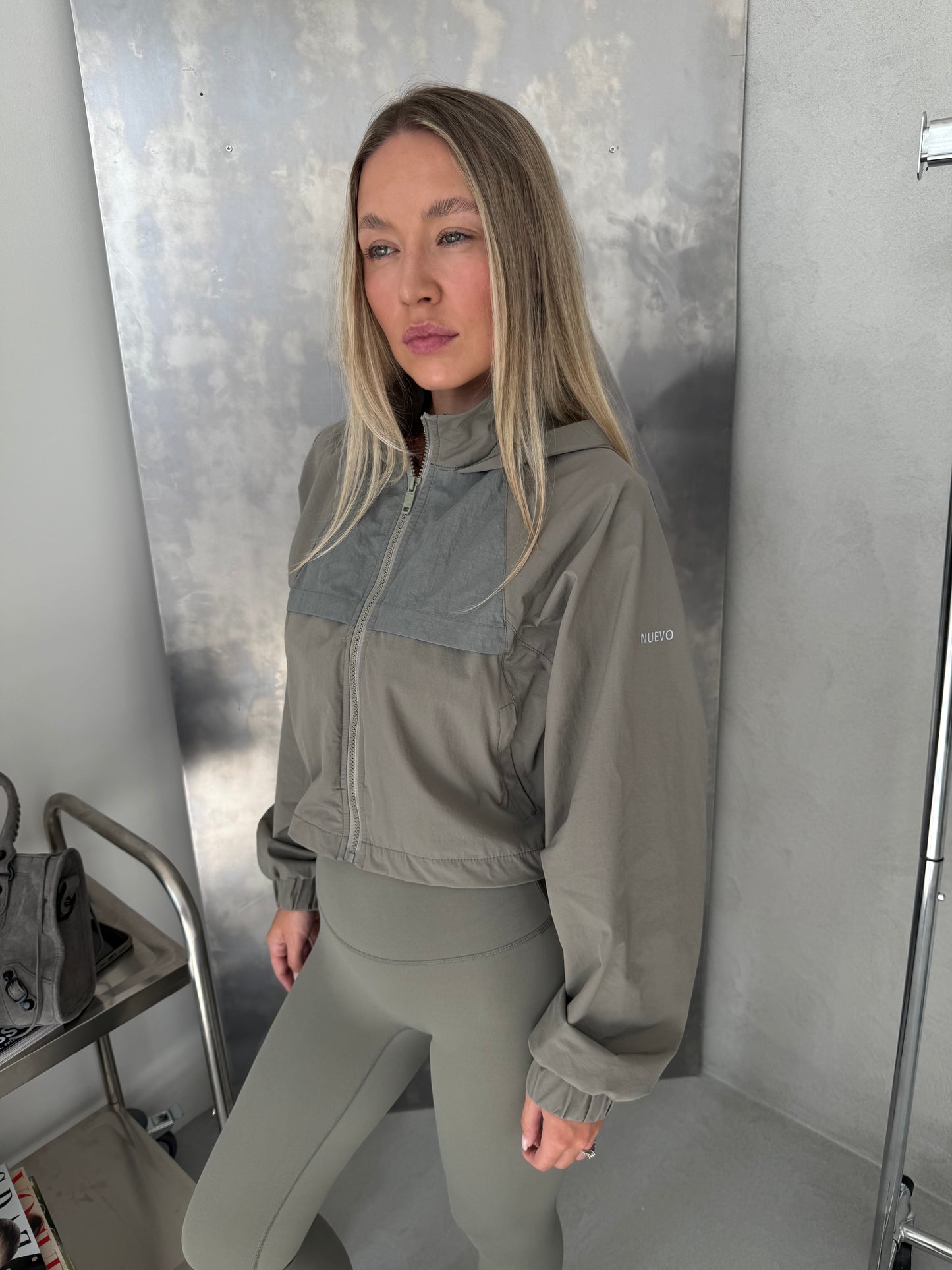 ON TRACK - Windbreaker Sage Grey